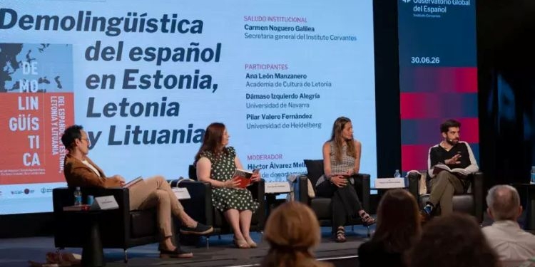 Panel de expertos discutiendo sobre la demolingüística del español en los países bálticos
