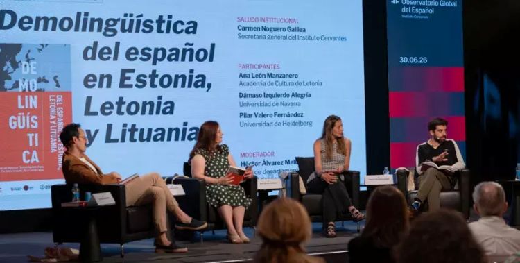 Panel de expertos discutiendo sobre la demolingüística del español en los países bálticos