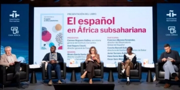 Presentación del libro sobre el español en África subsahariana con varios ponentes.