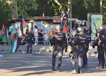 Protesta con banderas palestinas durante la Vuelta Ciclista en España