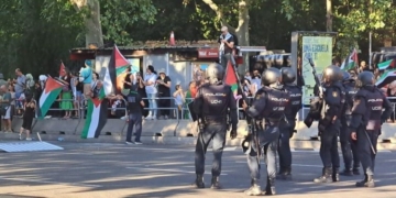 Protesta con banderas palestinas durante la Vuelta Ciclista en España