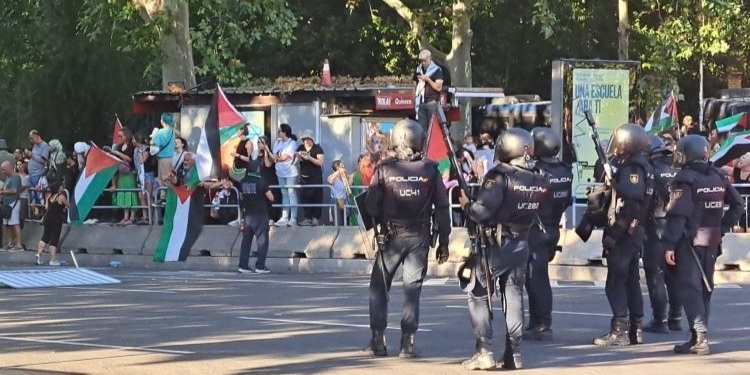 Protesta con banderas palestinas durante la Vuelta Ciclista en España