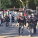 Protesta con banderas palestinas durante la Vuelta Ciclista en España