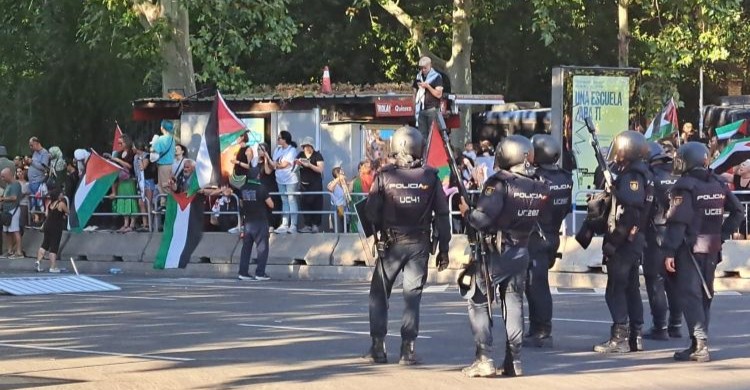 Protesta con banderas palestinas durante la Vuelta Ciclista en España