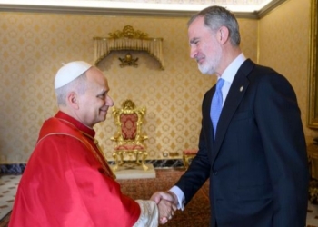 El Rey Felipe VI estrechando la mano al Papa León XIV en un encuentro formal.