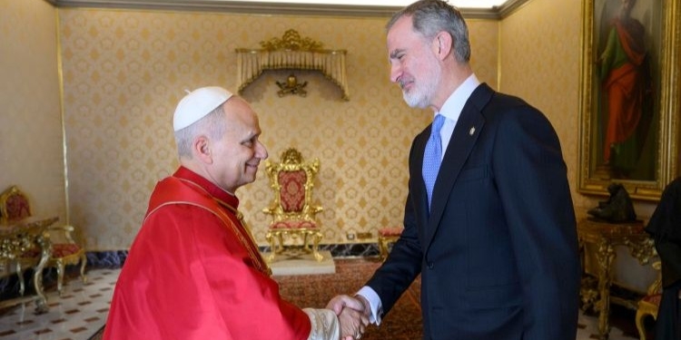 El Rey Felipe VI estrechando la mano al Papa León XIV en un encuentro formal.