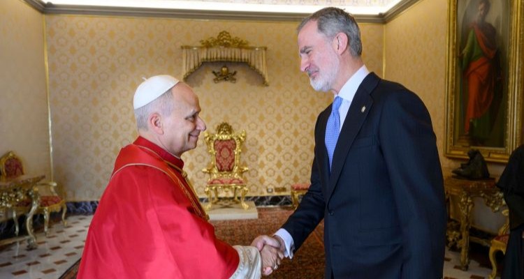 El Rey Felipe VI estrechando la mano al Papa León XIV en un encuentro formal.