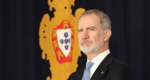 Retrato del Rey Felipe VI con fondo de escudo de Portugal