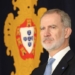 Retrato del Rey Felipe VI con fondo de escudo de Portugal