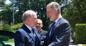 El Rey Felipe VI y el Príncipe Alberto II de Mónaco se saludan cordialmente.