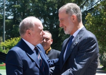 El Rey Felipe VI y el Príncipe Alberto II de Mónaco se saludan cordialmente.