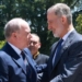 El Rey Felipe VI y el Príncipe Alberto II de Mónaco se saludan cordialmente.