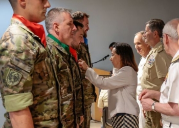Margarita Robles condecora a soldados de la Brigada Guadarrama XII