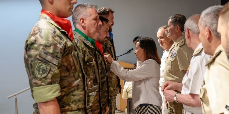 Margarita Robles condecora a soldados de la Brigada Guadarrama XII