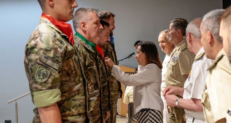 Margarita Robles condecora a soldados de la Brigada Guadarrama XII