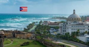 Vista panorámica de San Juan, Puerto Rico con mar y edificios históricos.