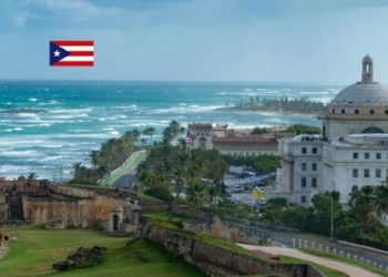 Vista panorámica de San Juan, Puerto Rico con mar y edificios históricos.