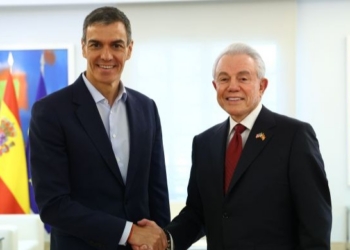 Pedro Sánchez y el embajador de EEUU Benjamín León Jr. se estrechan la mano