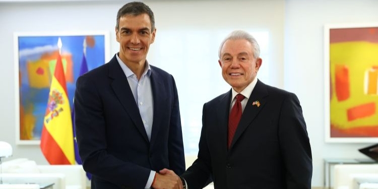 Pedro Sánchez y el embajador de EEUU Benjamín León Jr. se estrechan la mano
