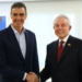 Pedro Sánchez y el embajador de EEUU Benjamín León Jr. se estrechan la mano