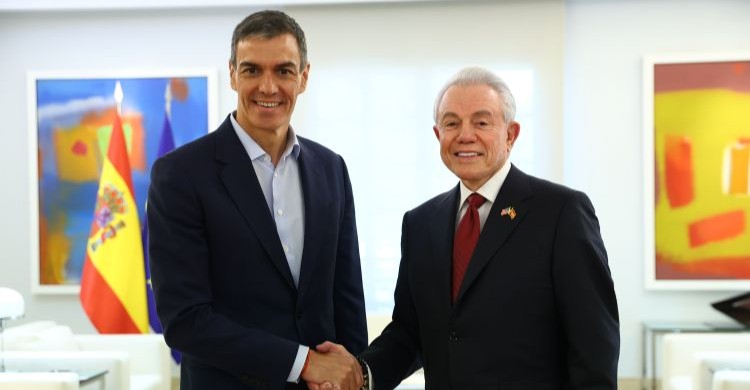 Pedro Sánchez y el embajador de EEUU Benjamín León Jr. se estrechan la mano