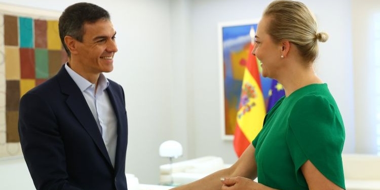 Pedro Sánchez y Yulia Navalnaya durante una reunión en La Moncloa