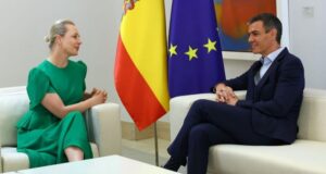 Pedro Sánchez y Yulia Navalnaya conversando en el Palacio de la Moncloa