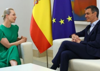 Pedro Sánchez y Yulia Navalnaya conversando en el Palacio de la Moncloa