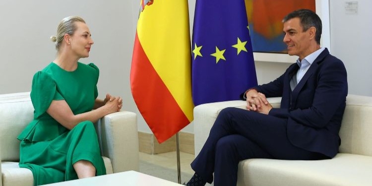 Pedro Sánchez y Yulia Navalnaya conversando en el Palacio de la Moncloa