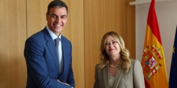 Pedro Sánchez y Giorgia Meloni durante su reunión en Bruselas