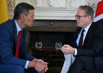 Pedro Sánchez y Keir Starmer conversando en un encuentro oficial