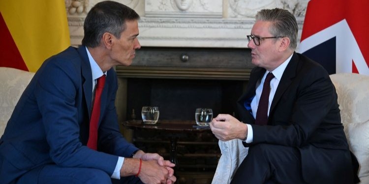 Pedro Sánchez y Keir Starmer conversando en un encuentro oficial