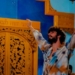 Hombre bailando en un entorno colorido con puertas decoradas