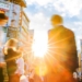 Personas caminando en una calle de Japón con anuncios y edificios