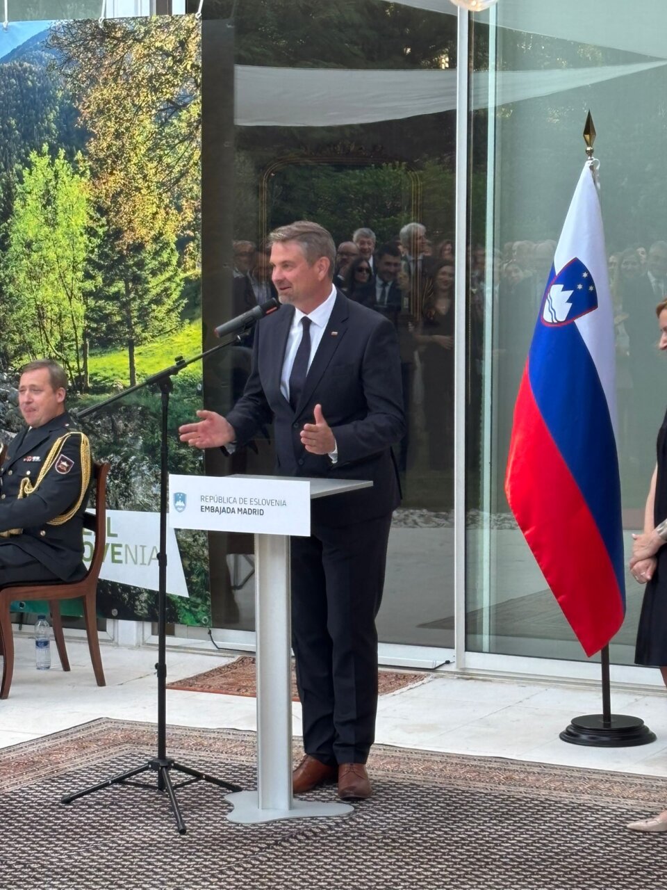 Tadej Rupel hablando en la recepción de la Embajada de Eslovenia en Madrid
