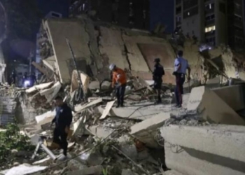 Edificios colapsados tras terremotos en Venezuela con rescatistas en la escena.