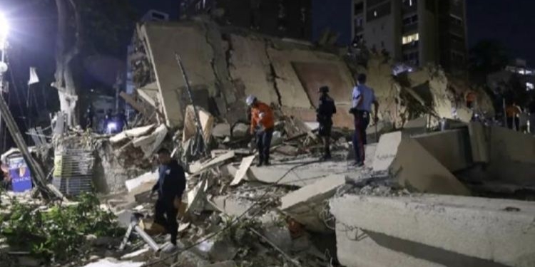 Edificios colapsados tras terremotos en Venezuela con rescatistas en la escena.