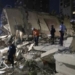 Edificios colapsados tras terremotos en Venezuela con rescatistas en la escena.