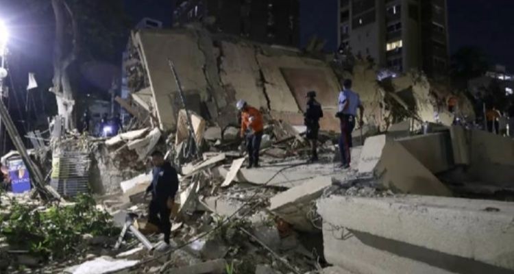 Edificios colapsados tras terremotos en Venezuela con rescatistas en la escena.