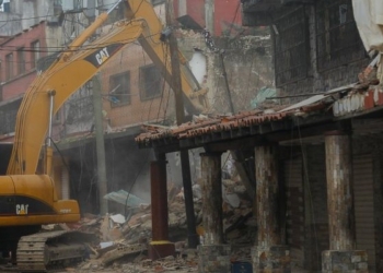 Maquinaria pesada limpiando escombros tras un terremoto en Venezuela