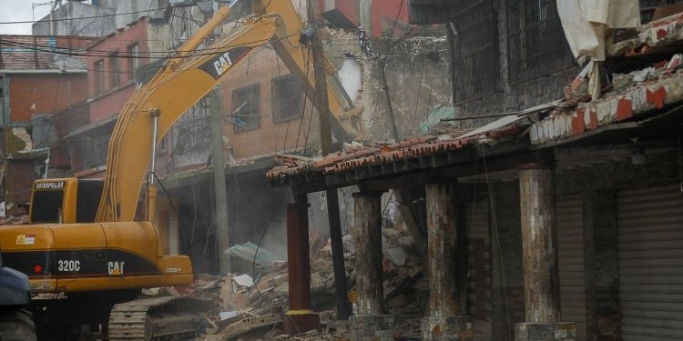 Maquinaria pesada limpiando escombros tras un terremoto en Venezuela