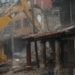 Maquinaria pesada limpiando escombros tras un terremoto en Venezuela