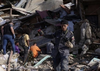 Rescatistas trabajando entre escombros tras el terremoto en Venezuela