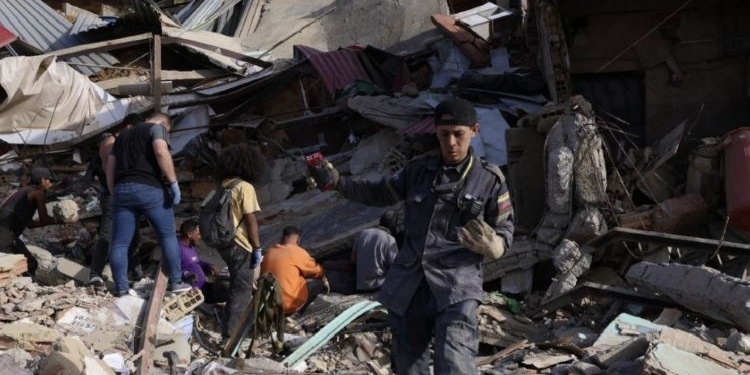 Rescatistas trabajando entre escombros tras el terremoto en Venezuela