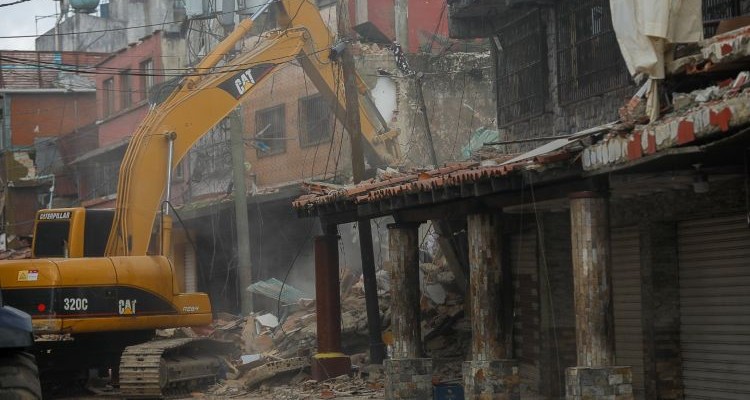 Maquinaria pesada limpiando escombros tras un terremoto en Venezuela