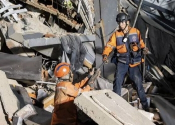 Rescatistas trabajando entre escombros tras el terremoto en Venezuela