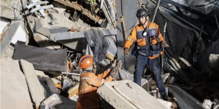 Rescatistas trabajando entre escombros tras el terremoto en Venezuela