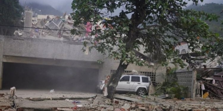 Destrucción causada por terremotos en Venezuela con un árbol y un vehículo.