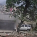 Destrucción causada por terremotos en Venezuela con un árbol y un vehículo.