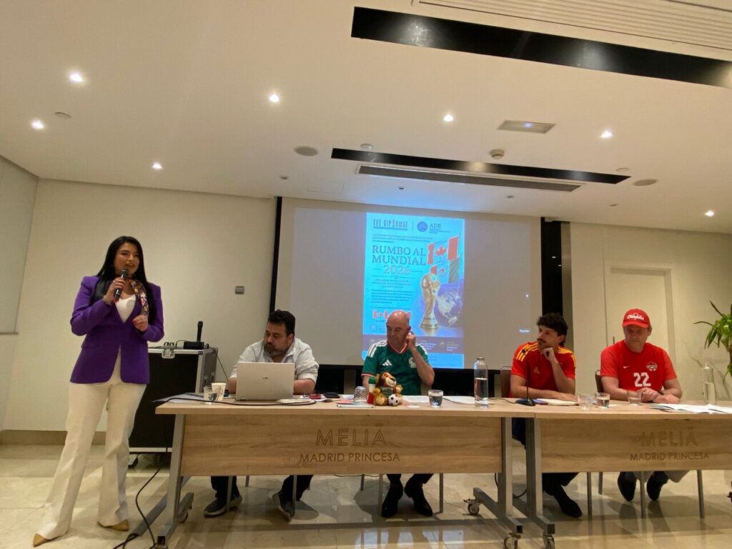 Participantes en una tertulia sobre el Mundial de Fútbol 2026 en Madrid.